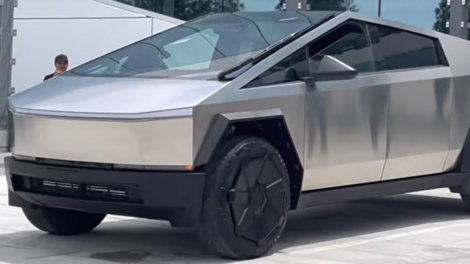 Салон Tesla Cybertruck показали на фото