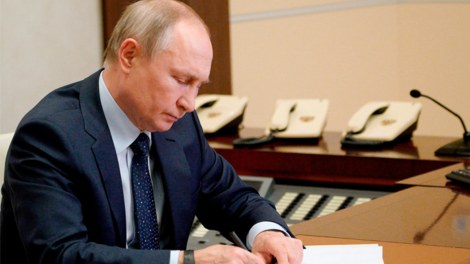 Путин подписал закон о вводе лимита на переводы без открытия счета