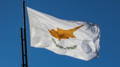 Кипрский банк закрывает счета российских резидентов