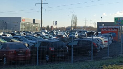 Продажи подержанных автомобилей в России упали впервые за год