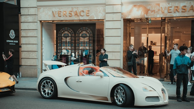 Prada закрыла сделку по покупке Versace