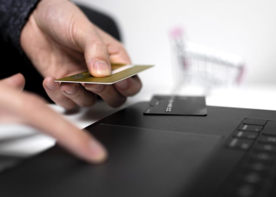 Лимиты по кредитным картам достигли минимума