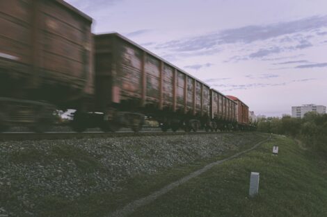 В Ленинградской области произошло ЧП: с путей сошёл тепловоз, который вёз пустые цистерны.