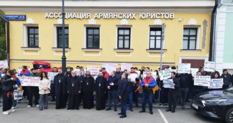 «Никол — предатель!» – десятки людей провели акцию у посольства Армении в России