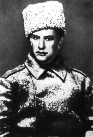 Один из самых ярких и оригинальных поэтов русского футуризма, родился в 1893 году в Грузии.